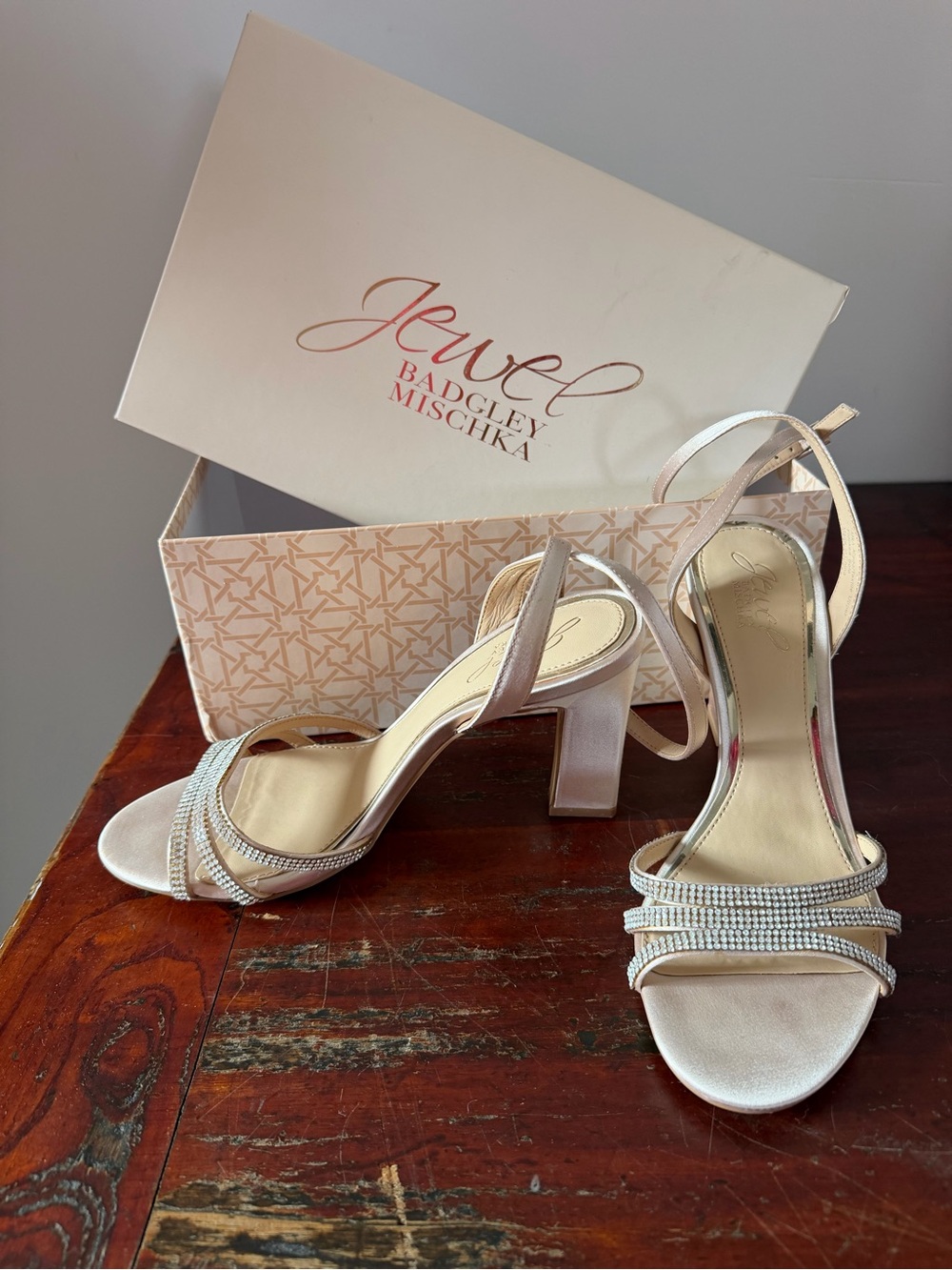 Badgley Mischka Jewel Champagne Satin Strappy Heels Size 7.5